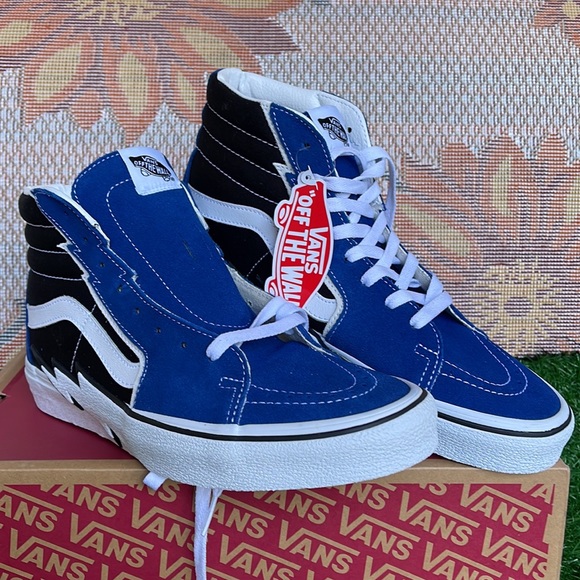 Vans Men’s Sk8-Hi Bolt
Suede/Canvas True Blue/BIack
VN0A5JIVTBB
Sneakers - Picture 5 of 16